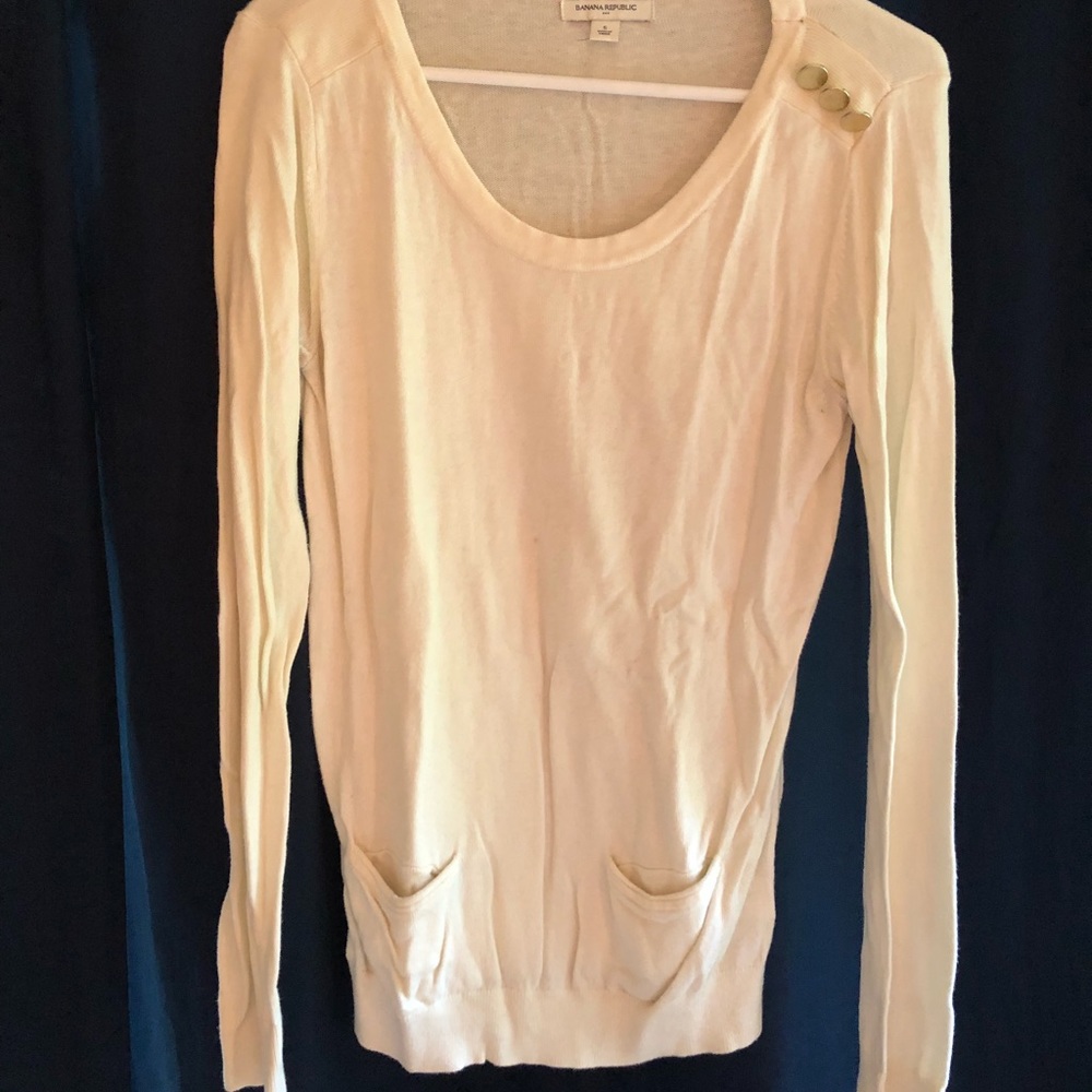 Sweater with buttons and pockets